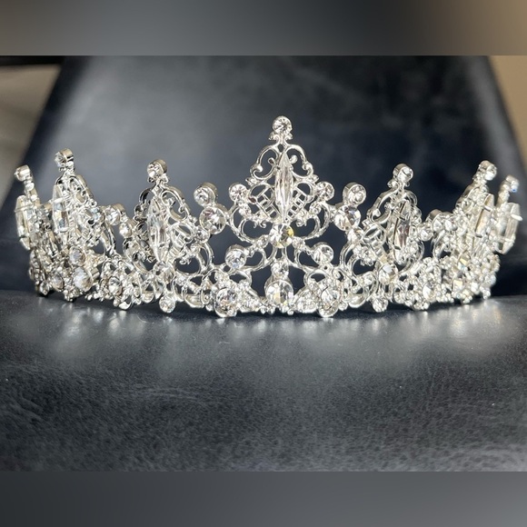 RHINESTONE TIARA T2006
Brand: En Vogue Bridal
Style #: T2006 - Picture 2 of 6